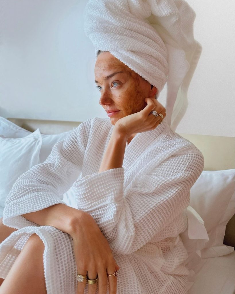 Miranda Kerr with Turmeric Brightening & Exfoliating Mask